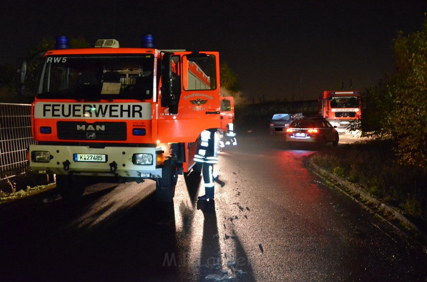 Einsatz BF Koeln Kfz geborgen Porz Josef Lindner Weg P92.JPG